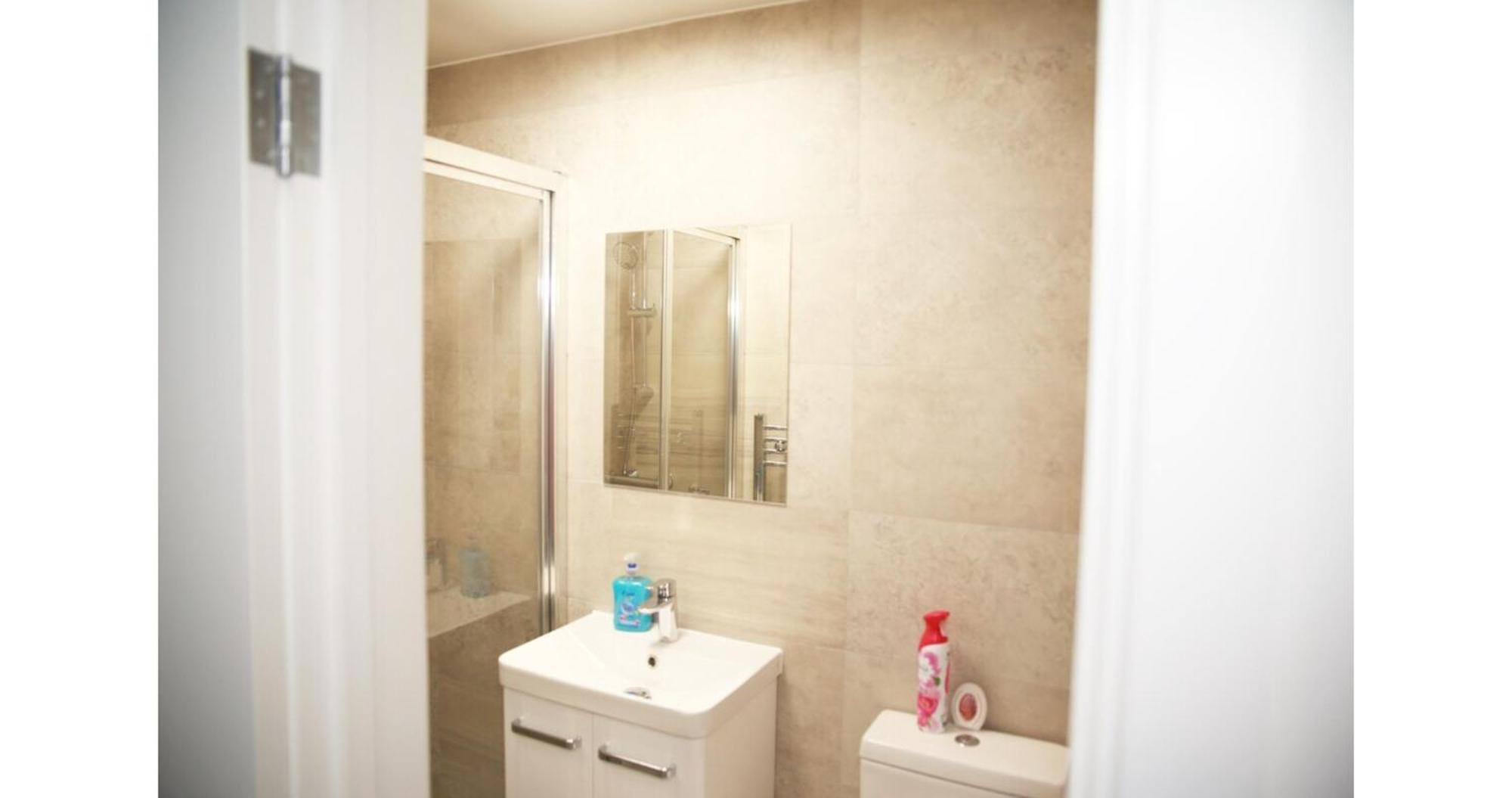 Cricklewood Deluxe Ensuite Room London Rum bild