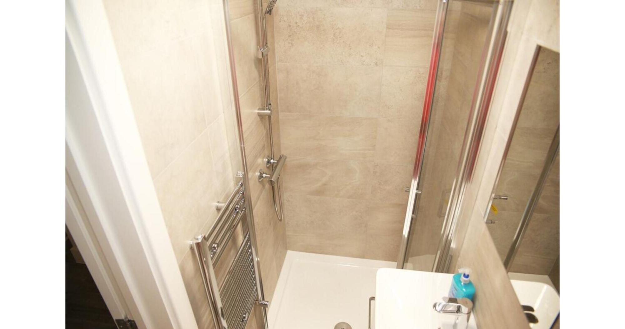 Cricklewood Deluxe Ensuite Room London Rum bild